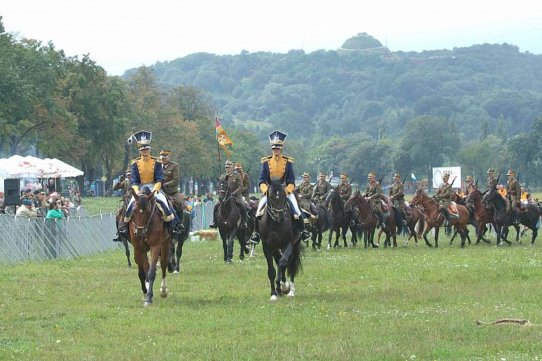 "C.k grafy i barony, ósmy pułk zdobi salony" - tak śpiewano kiedyś o 8. pułku ułanów.