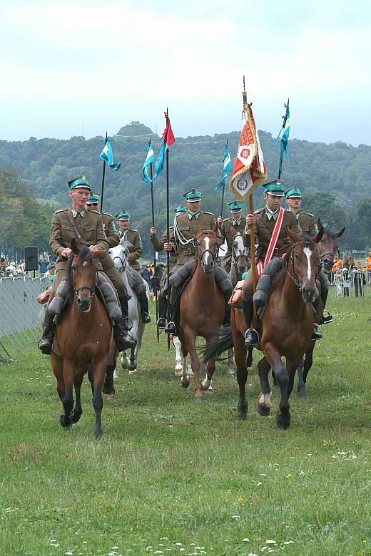 Poczet sztandarowy na tle Kopca Naczelnika.