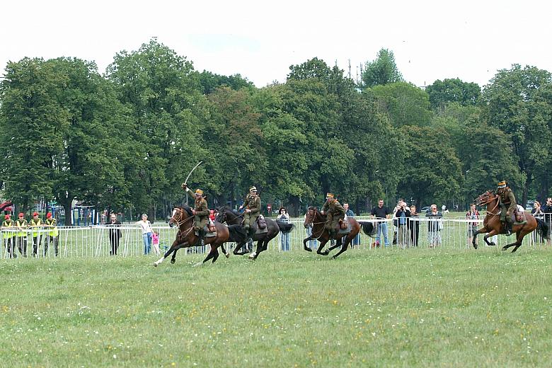 Kawalerzyści najpiękniej prezentują się w szarży.