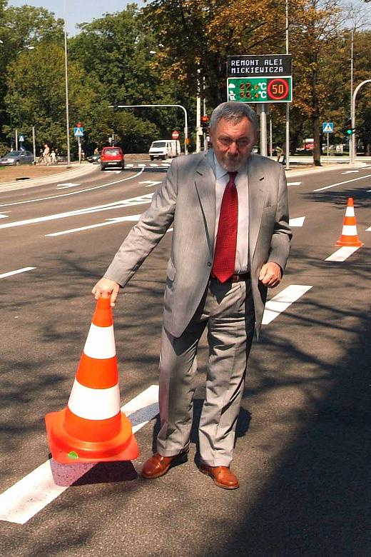 Prezydent Jacek Majchrowski wykonał symboliczny gest - usunął słupek. Ta cześć   Alej należy już do XXI stulecia. 
