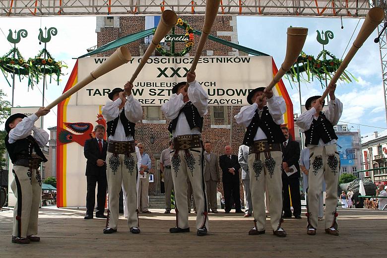 Następnie kapela "Haniaczyków" odegrała "góralski hejnał" na trombitach.