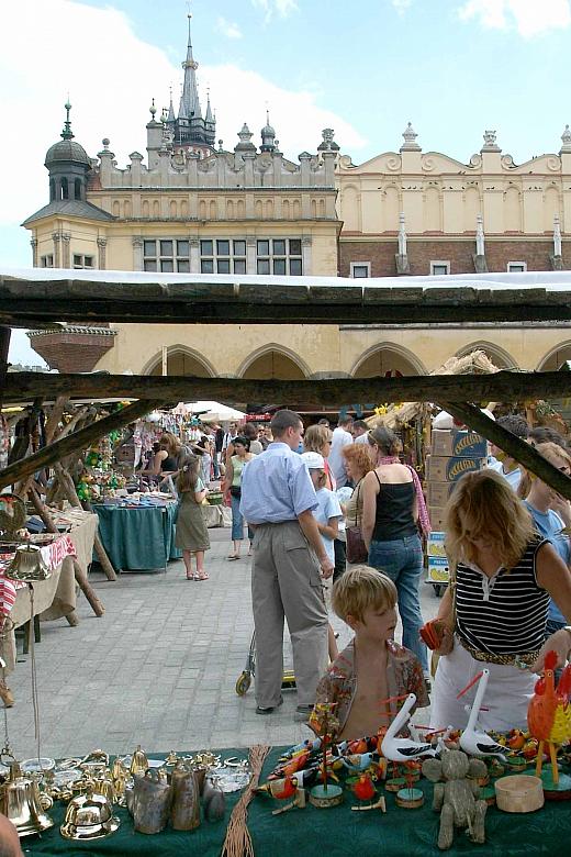 Na straganach mogli znaleźć coś interesującego i mali i duzi.