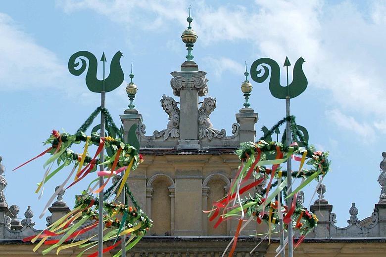 Wiejskie   kogutki dobrze się prezentują na tle starych Sukiennic, skutecznie - jak powiedział Prezydent Majchrowski - promując 