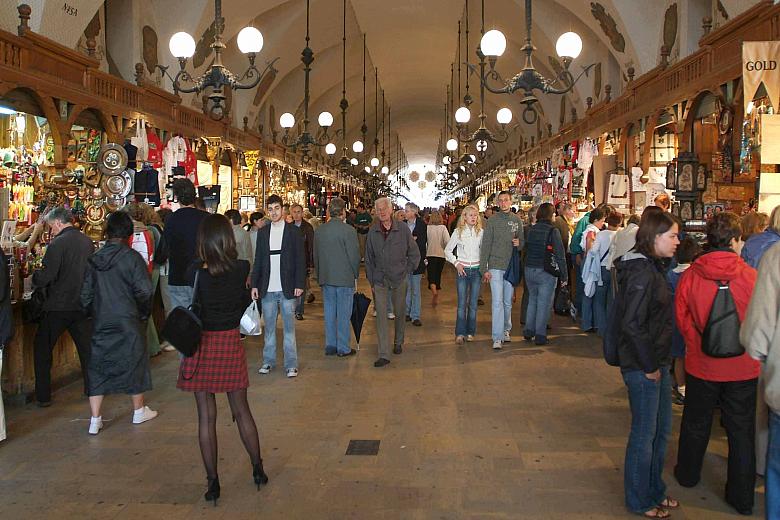 Sukiennice codziennie odwiedzają tysiące turystów i krakowian...