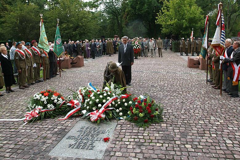W hołdzie ofiarom września,  kwiaty złożył Henryk Bątkiewicz, Zastępca Prezydenta Miasta Krakowa ...