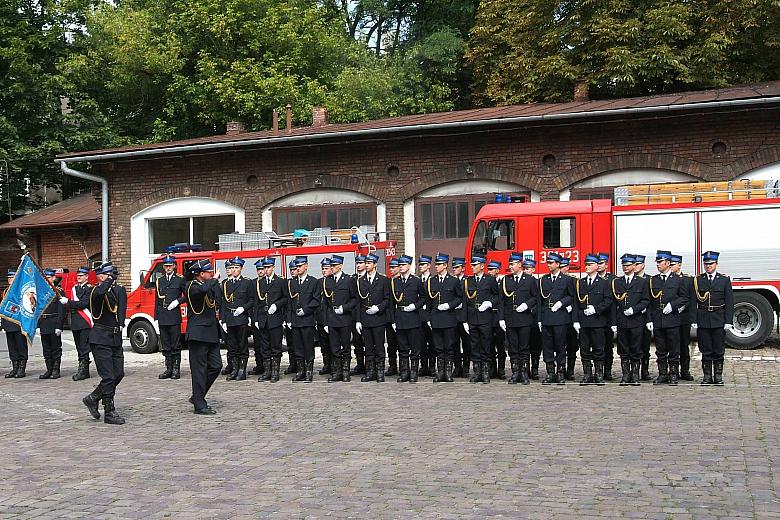 St. bryg. Józef Pękala, Komendant Miejskiej Państwowej Straży Pożarnej, rozpoczął uroczystość przeglądem pododdziału Komendy Mie