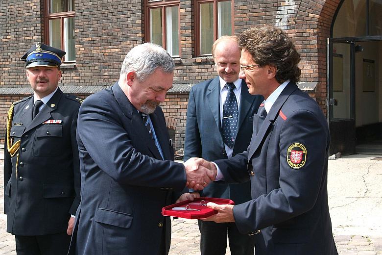 Prof. Dipl.-Ing. Reinhard Reis, Komendant Zawodowej Straży Pożarnej we Frankfurcie n/Menem, wręczył kluczyki do nowych wozów Jac