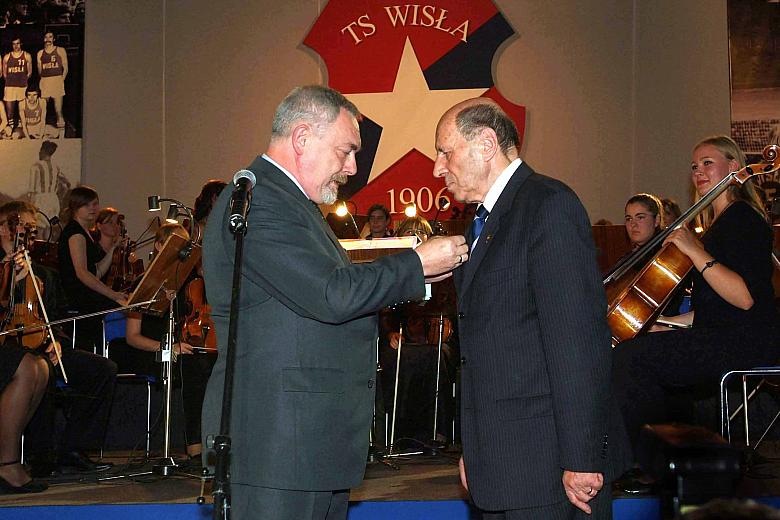 Jacek Majchrowski, Prezydent Miasta Krakowa, wręczył Ludwikowi Miętcie-Mikołajewiczowi, Prezesowi TS "Wisła", Odznakę 