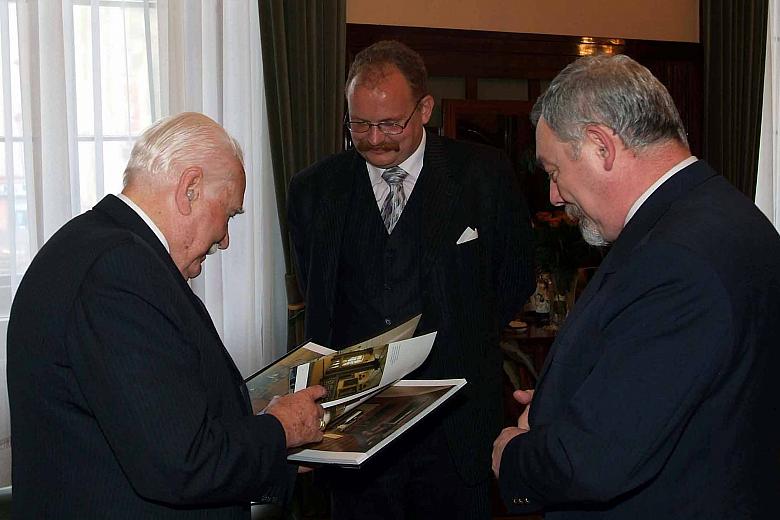 Dostojnego Gościa bardzo zainteresował prezent, jaki otrzymał, czyli album z fotografiami Krakowa, autorstwa Wiesława Majki.