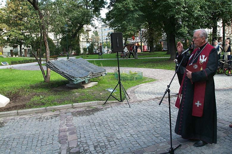 Ks. Infułat Jerzy Bryła, duszpasterz Bractwa, poświęcił park. 