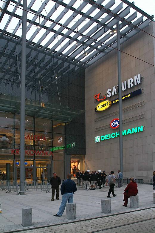 A w środku 270 sklepów, 25 restauracji i kawiarń.