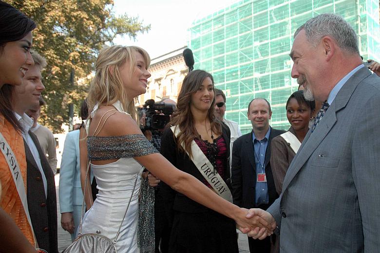 ...przywitał uczestniczki konkursu Miss World.