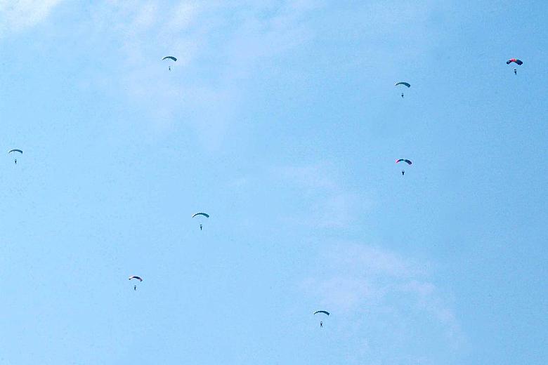 W jubileuszowym skoku, generałowi towarzyszyły pokolenia spadochroniarzy. 