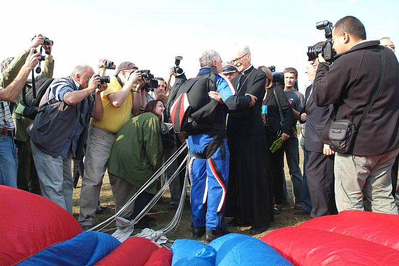 ...generał spotkał się z Kardynałem Franciszkiem Macharskim...