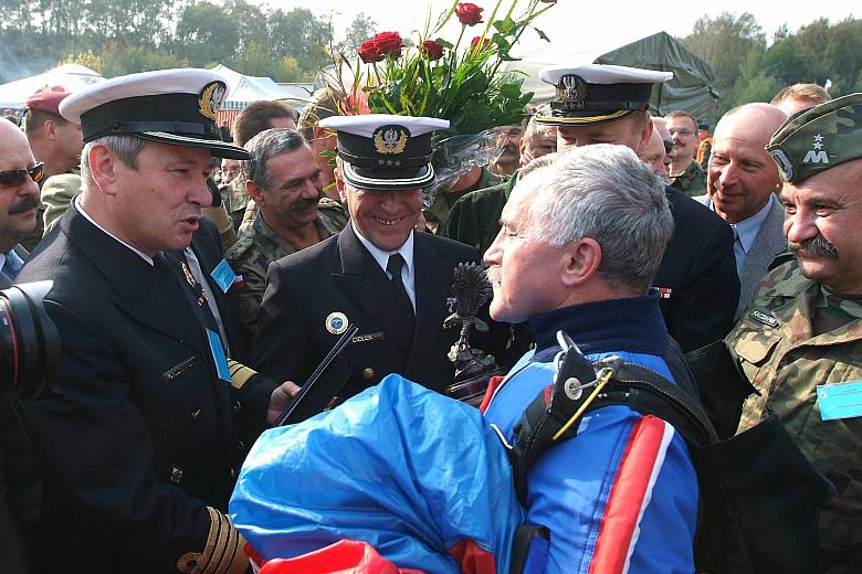 ...a także z przyjaciółmi , skoczkami i współpracownikami, którzy złożyli mu serdeczne gratulacje.