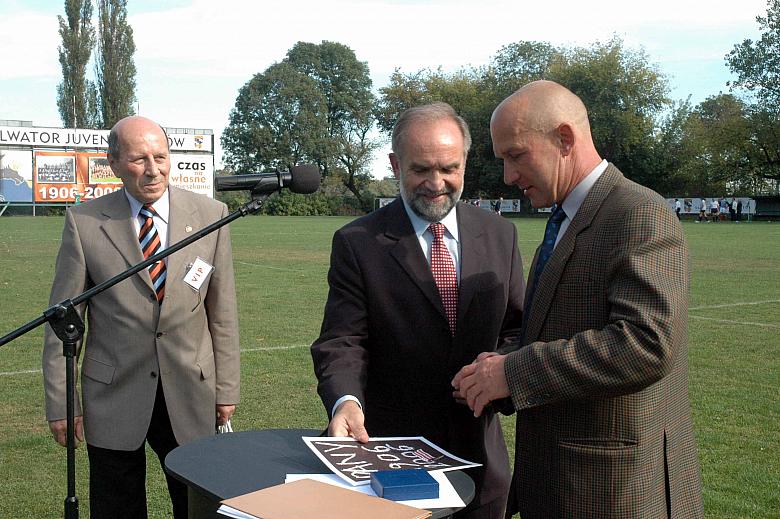 ...a Prezes Lassota wręcza pamiątkowy plakat wydany na 100-lecie KS CRACOVIA, który w tym roku obchodził również swój jubileusz.