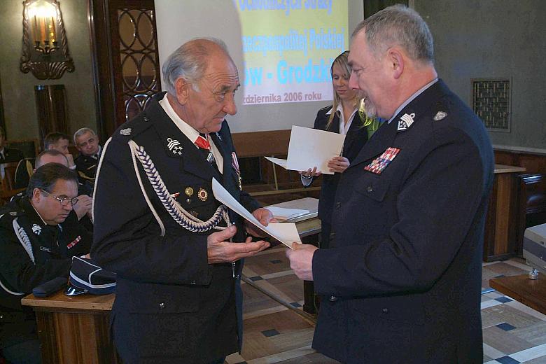 ... i wręczył zasłużonym członkom OSP okolicznościowe listy...