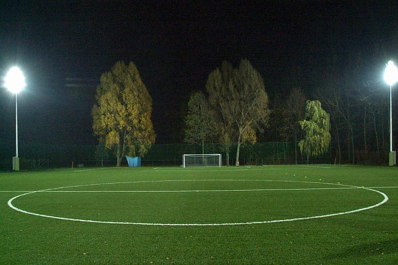 Pełnowymiarowe boisko piłkarskie Hutnika Kraków...