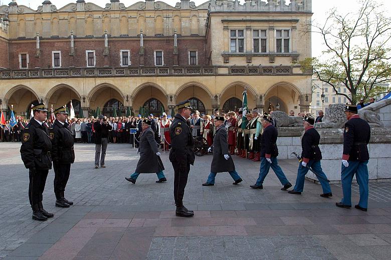 Zmiana warty pod Wieżą Ratuszową, gdzie 31 października 1918 r. o godz. 11:25  polskie oddziały niepodległościowe pod dowództwem