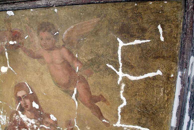 Na  murach klasztornych, opartych na niegdysiejszych murach obronnych miasta z Bramą Mikołajską, umieszony jest barokowy obraz ś