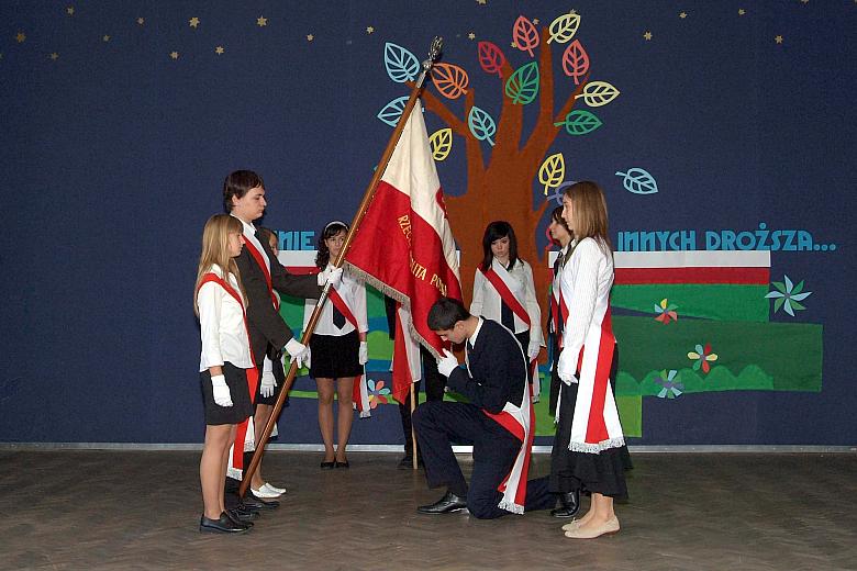 Przekazanie sztandaru przez uczniów byłej Szkoły Podstawowej nr 149 uczniom Gimnazjum nr 28.