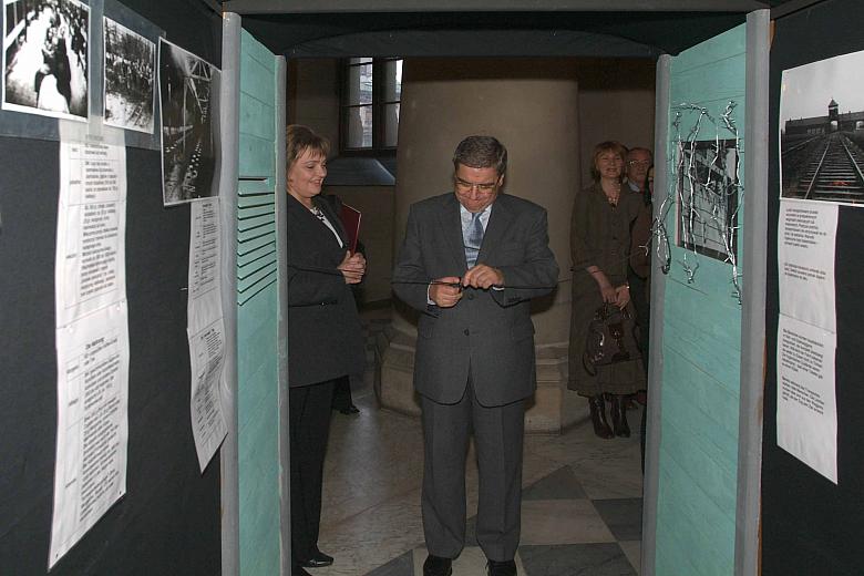 Prezydent Bątkiewicz, otwierając wystawę, przeciął wstęgę rozwieszoną na makiecie symbolizującej mur obozu koncentracyjnego. 
