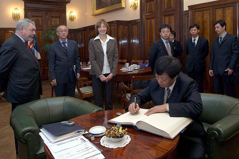 Następnie Delegaci wpisali się do Księgi Pamiątkowej Krakowa.