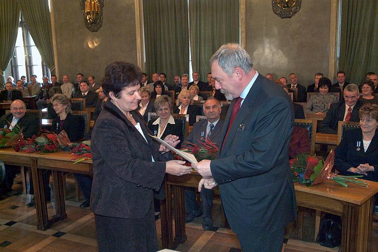 ... oraz listy gratulacyjne zasłużonym pracownikom MPO.
Na zdjęciu Ewa Jabłońska.