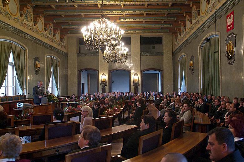 Póżniej wszycy zgromadzeni w sali Obrad Rady Miasta Krakowa...