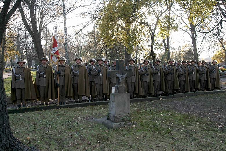 Uroczystość odbyła się w asyście kompanii honorowej 2. Korpusu Zmechanizowanego... 