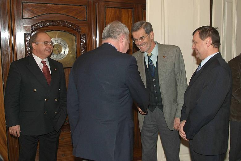 Gratulacje składa Thomas Gläser, Konsul Generalny Republiki Federalnej Niemiec. Po lewej Mykhailo Brodovych, Konsul Generalny Uk