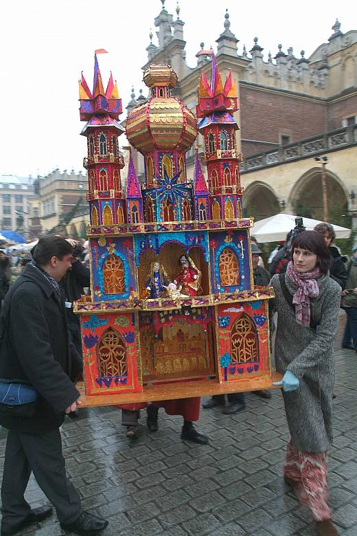 Corocznie, w pierwszy czwartek grudnia, wokół pomnika Adama Mickiewicza zbierają się szopkarze, aby zaprezentować swoje prace. 
