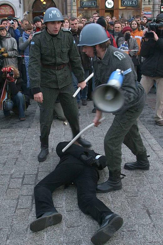 ...dla tych nieco starszych, przypomnienie tragicznych wydarzeń z najnowszej historii Polski.