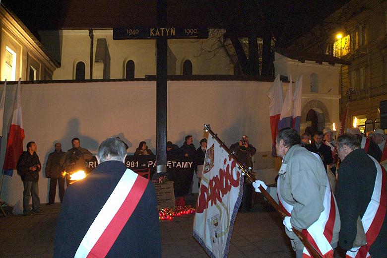 Pokłon sztandarów pod Krzyżem Katyńskim.