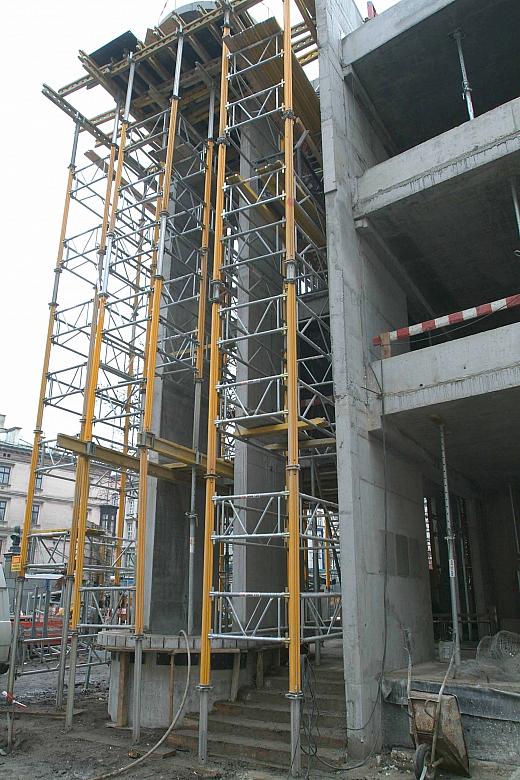 Pawilon "Wyspiański 2000" przy placu Wszystkich Świętych...