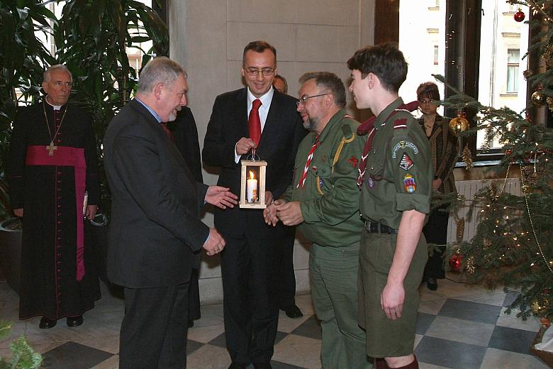 Przedstawiciele Związku Harcerstwa Polskiego przekazali na ręce Prezydenta Miasta Krakowa oraz Przewodniczącego Rady Miasta 