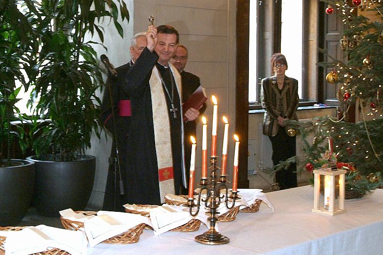 Opłatki poświęcił ksiądz bp Józef Guzdek.