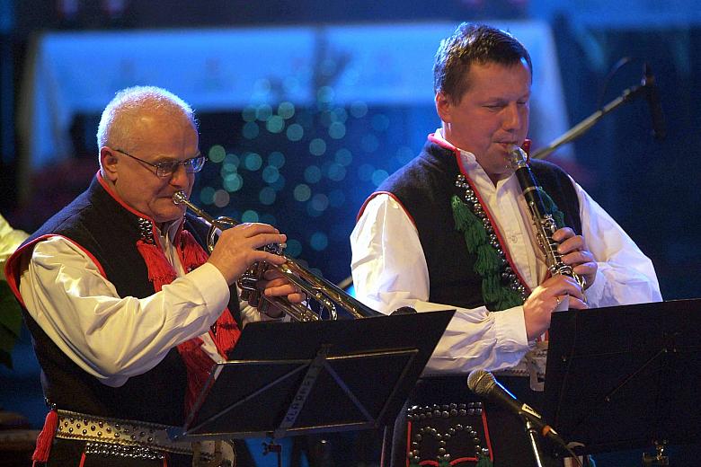 ...wykonał bożonarodzeniowe pieśni...