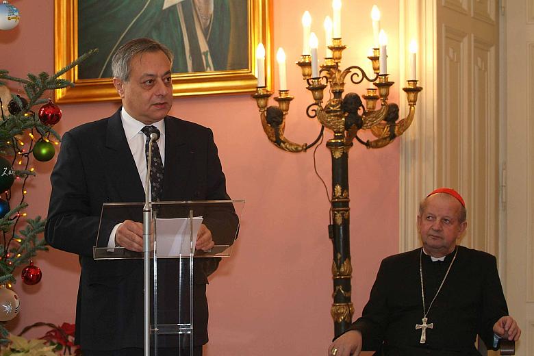 Pierre Menat, Ambasador Francji w Polsce, zaznaczył, że Kardynał zawsze był otwarty na Francję. 