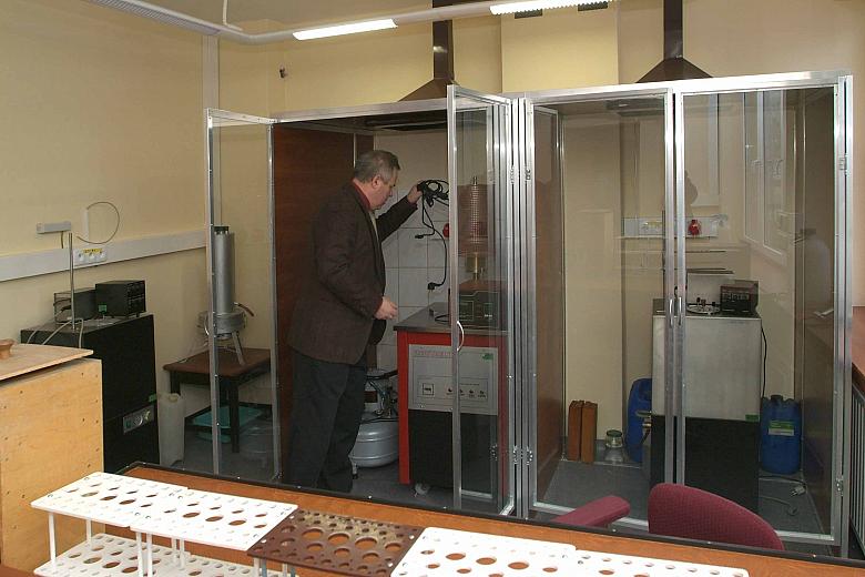 Laboratorium temperatur. 
Przy termostacie fluidalnym Andrzej Chudoba, Naczelnik Wydziału Termodynamiki 