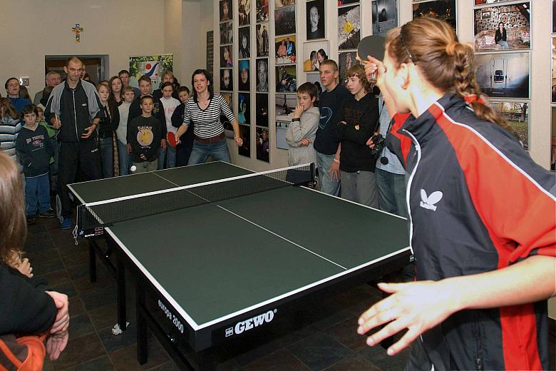 Szczególnym powodzeniem cieszy się stół do ping-ponga przekazany przez Leszka Kucharskiego, byłego zawodnika, medalisty mistrzos