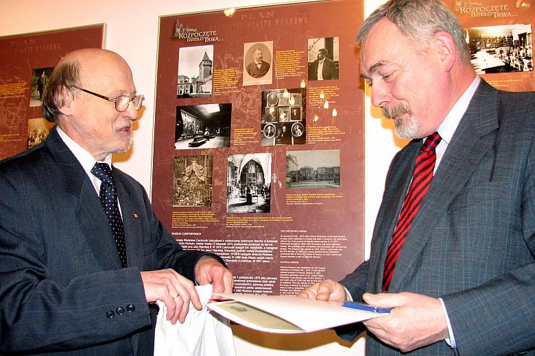 Gratulacje od Prezydenta Miasta dla Macieja Beiersdorfa, Dyrektora Muzeum...