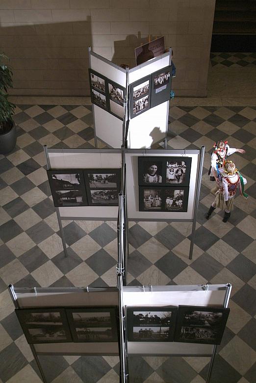 ...z terenów Nowej Huty i okolic oraz zespół tekstów bogato opisujących te fotografie...