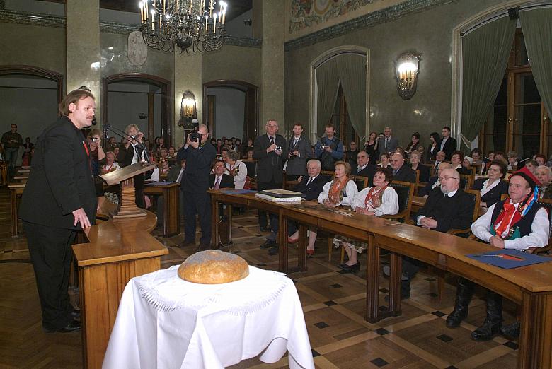 Autor wystawy przedstawił ideę i hitorie zebranych fotografii.