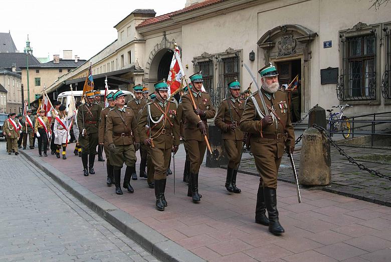 Grupa ułanów i harcerzy w pochodzie do Bazyliki Świętej Trócy przy ul. Dominikańskiej.