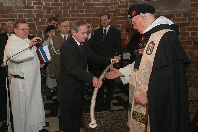 ...w dowód szacunku i wdzięczności został obdarowany szablą. 