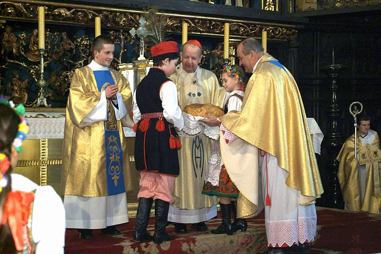 Dary ołtarza oraz kwiaty zostały przyniesione przez dzieci z Zesołu Pieśni i Tańca "Krakowiacy".