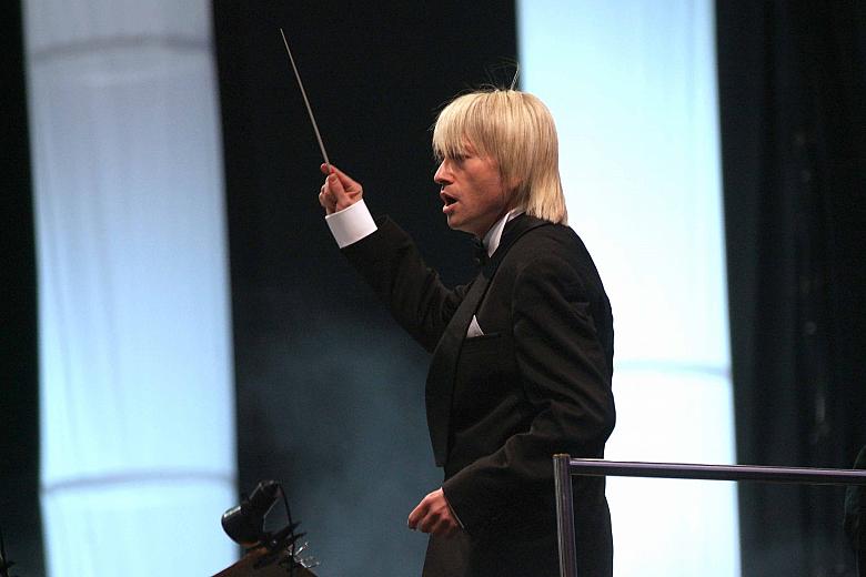 Orkiestrą Symfoniczną Filharmonii Świętokrzyskiej im. Oskara Kolberga dyrygował autor muzyki Piotr Rubik.
