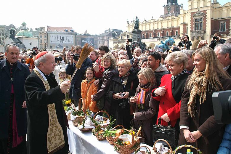 ...przyniesione przez krakowian oraz licznie odwiedzających miasto turystów. 