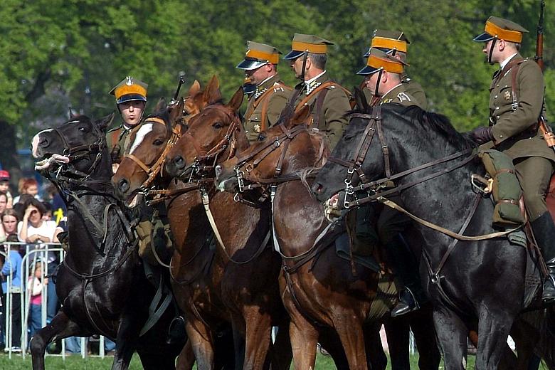 Niepołomiccy ułani imponowali zgraniem koni i opanowaniem trudnej musztry.